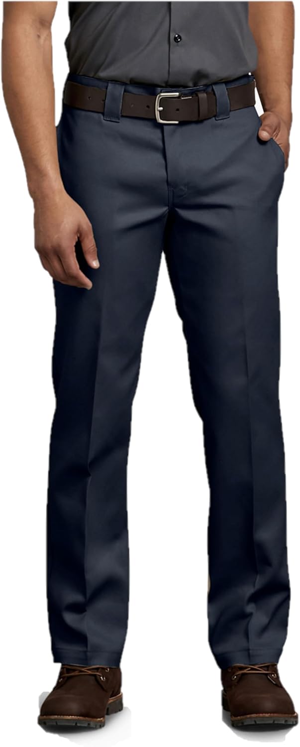 Uomo che indossa pantaloni da lavoro Dickies durante lavori di installazione elettrica