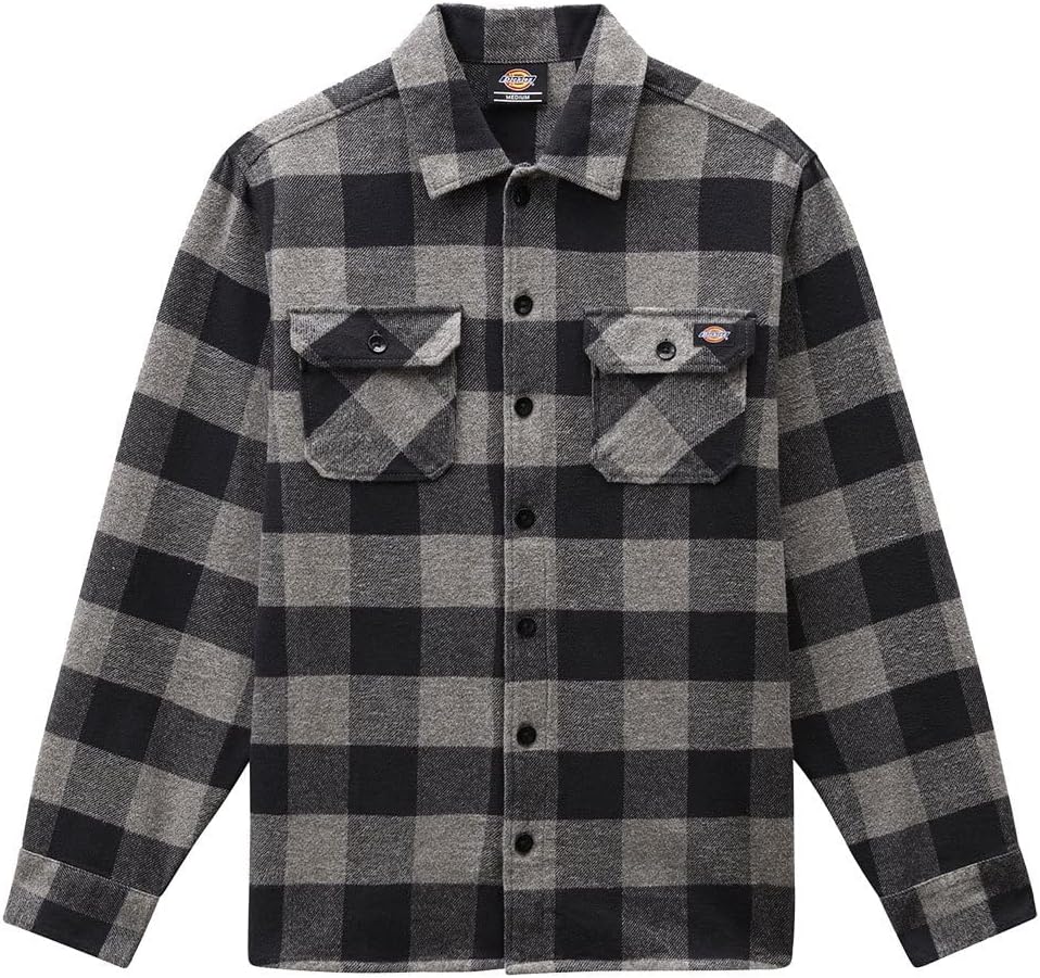 Uomo che indossa la camicia Dickies grigia in un ambiente casual