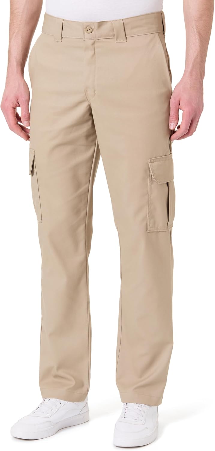 Uomo che indossa pantaloni Dickies in ambiente di lavoro