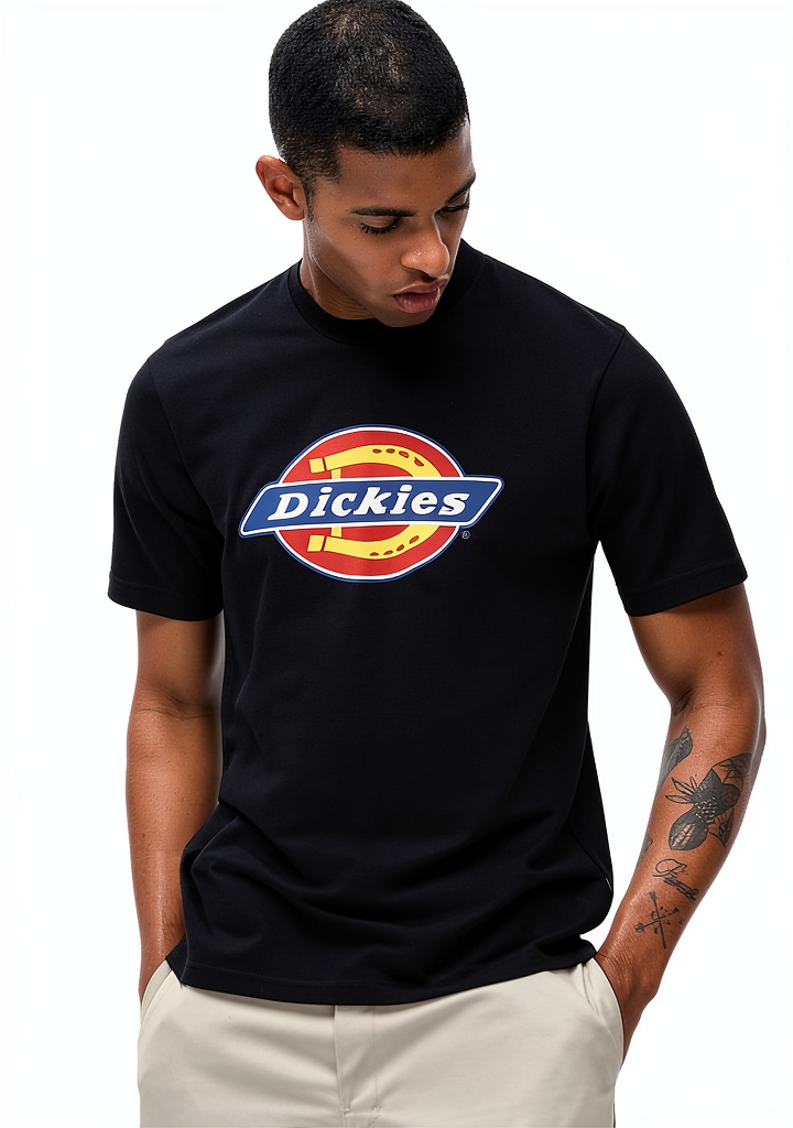 Uomo che indossa la T‑shirt Dickies in un contesto urbano